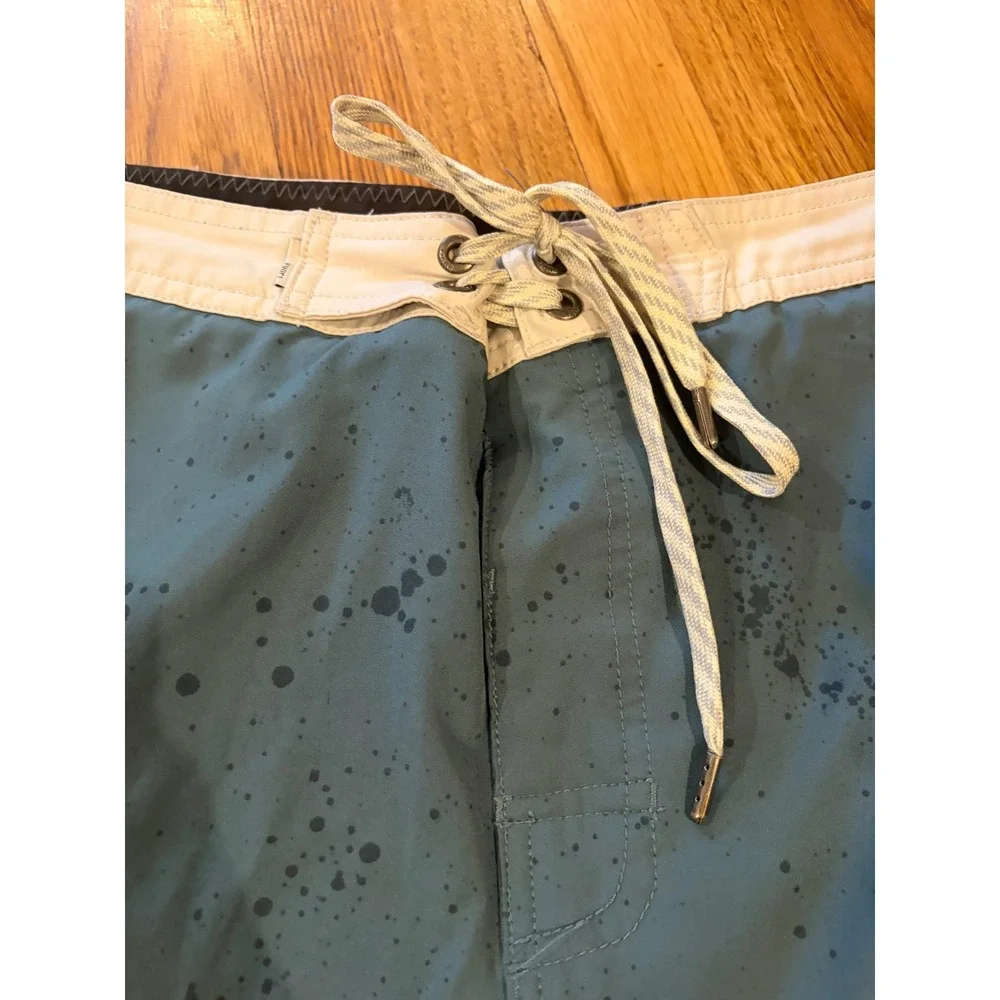 Vuori Cruise Boardshorts Mens 36 Blue Splatter Print Stretch Swim Trunks Scallop